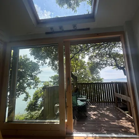 Harbour View Tree House Шале *